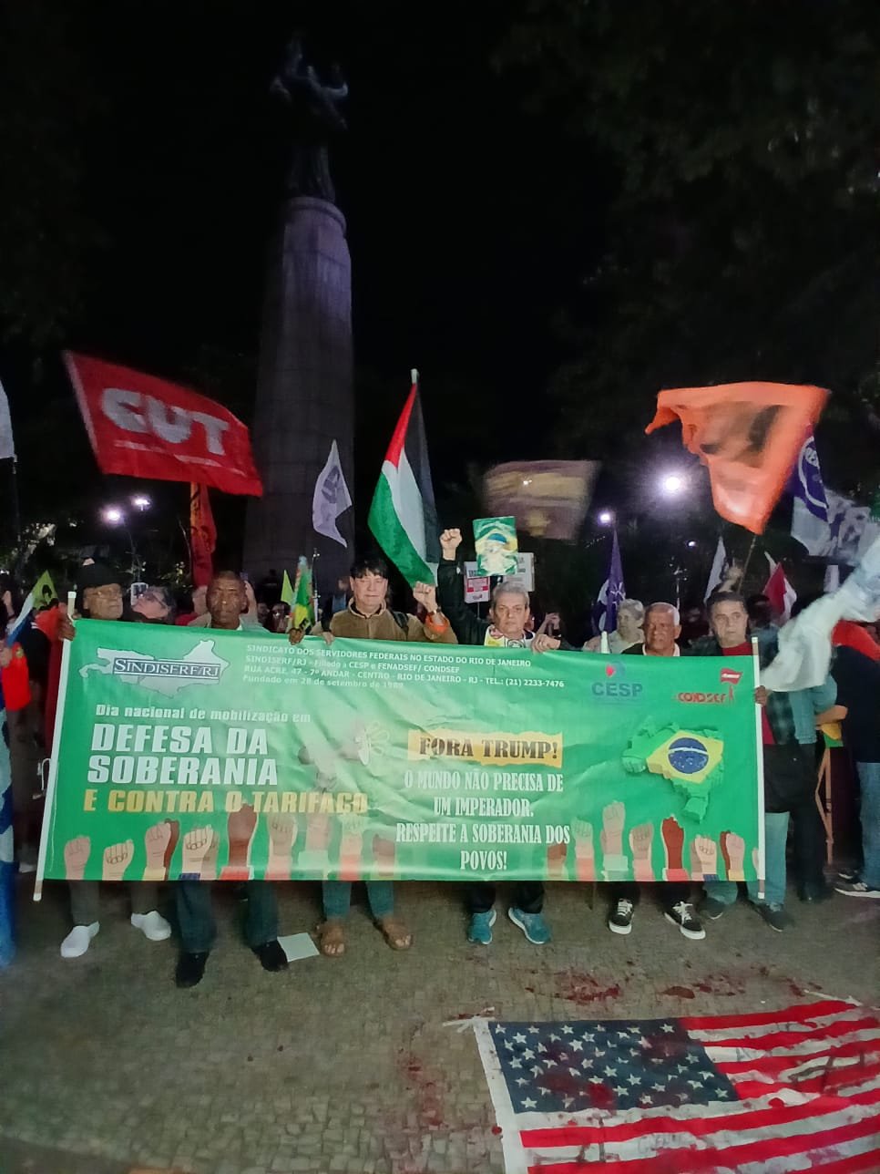 Diretores do SINDISERF/RJ e filiados protestam contra tarifaço de Trump em frente ao Consulado dos EUA no Rio