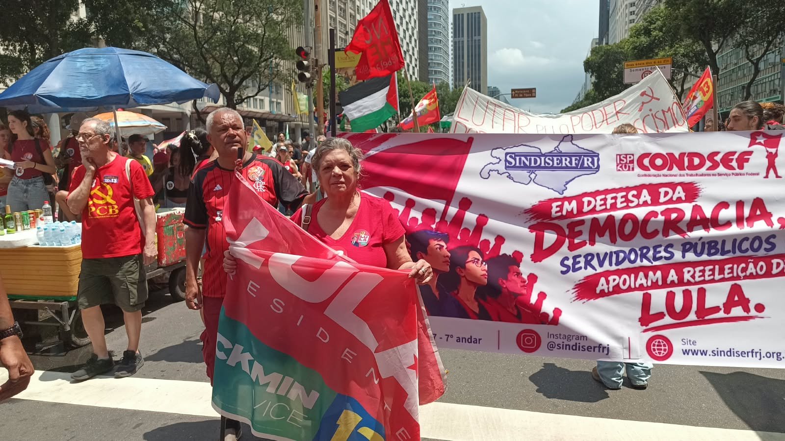 SINDISERF-RJ participa de passeata com estudantes e reforça defesa do serviço público