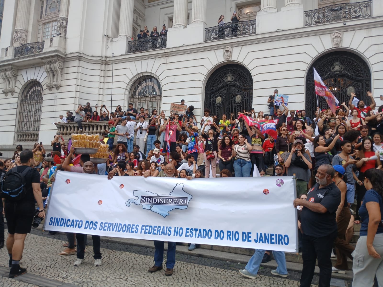 SINDISERF-RJ marca presença em ato de apoio a Lula na Candelária